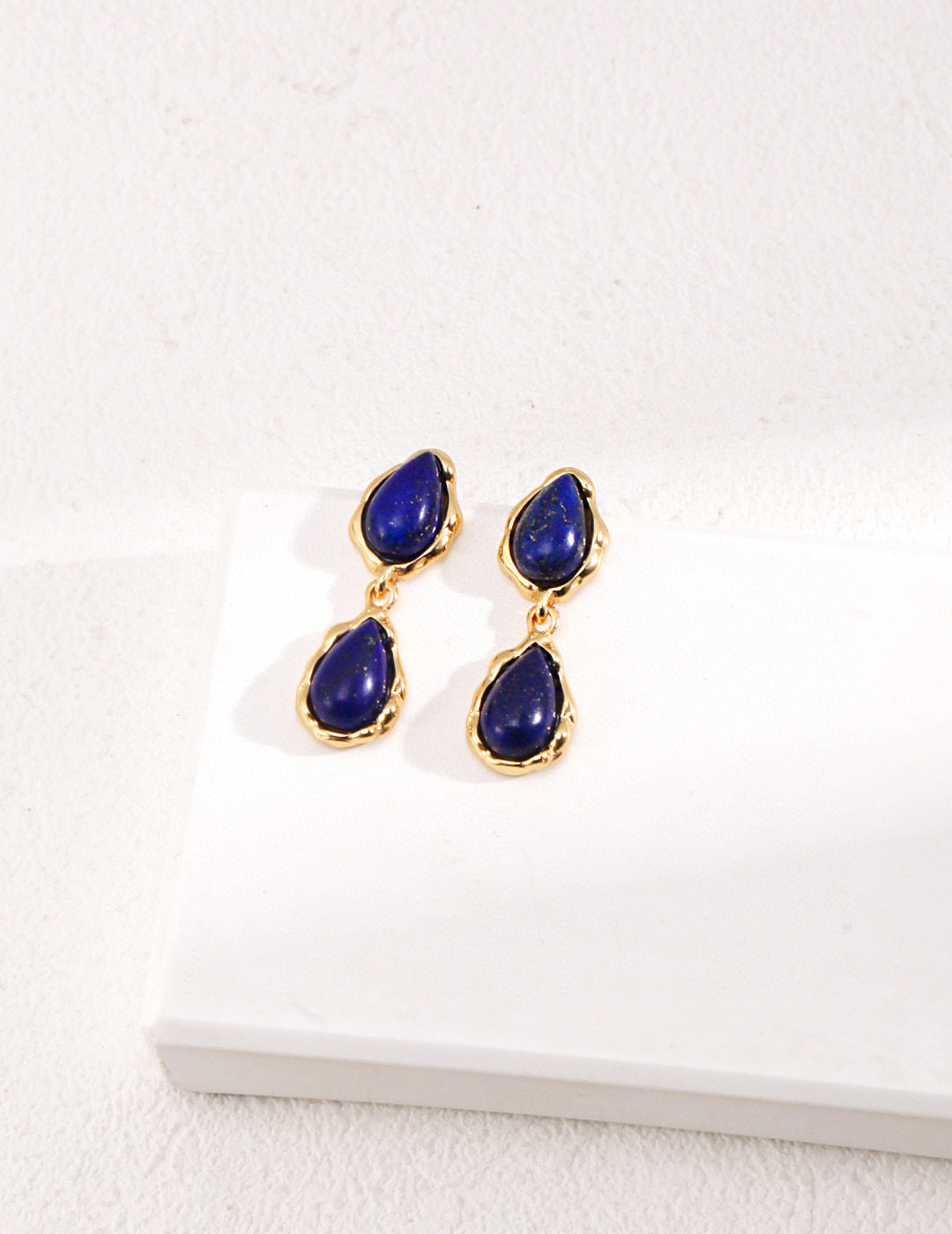 Lapis Dewdrop Earrings in 925 silver with deep blue lapis lazuli, featuring a vintage gold finish and elegant 2.7cm height.