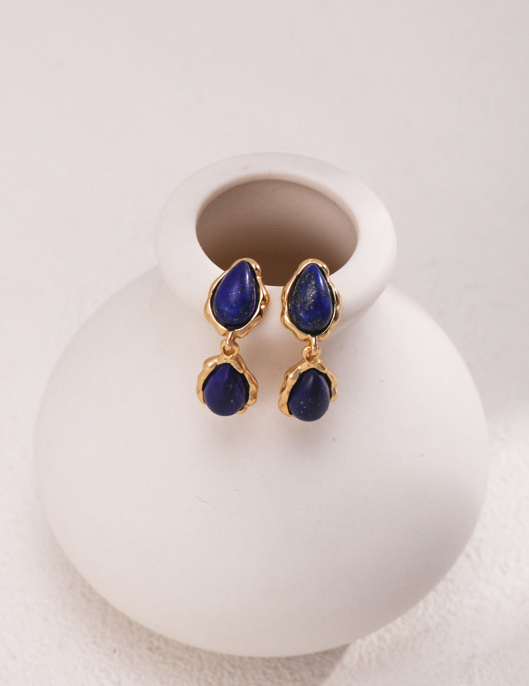 Lapis Dewdrop Earrings in 925 silver with deep blue lapis lazuli stones and a vintage gold finish, measuring 2.7cm in height and 8mm in width.